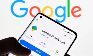 Telefon z aplikacją Google Family Link, która umożliwia kontrolę rodzicielską. W tle logo Google.