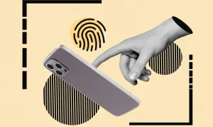 Dłoń z telefonem i odcisk palca. Jak sprawdzić czy ktoś ma dostęp do mojego telefonu?