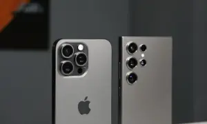 Dwa smartfony: iPhone z jabłkiem i Samsung Galaxy, porównanie aparatów. Galaxy wearable iOS.