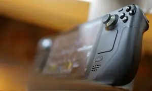 Zbliżenie na konsolę Steam Deck 2, z widocznymi przyciskami i joystickiem.