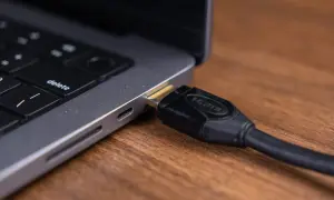 Kabel HDMI podłączony do laptopa, ale komputer nie widzi telefonu, mimo że ładuje.