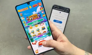 Gra Coin Master na telefonie, obok ekran z PayPal. To jedne z wielu aplikacji do zarabiania, które pozwalają na zdobywanie wirtualnych lub realnych pieniędzy.