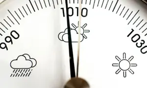 Barometr wskazuje 1010 hPa. Dziś ciśnienie atmosferyczne może wpływać na samopoczucie, zapowiadając zmienną pogodę.