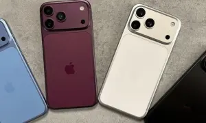 Cztery telefony iPhone 18 Pro Max w różnych kolorach: niebieskim, bordowym, srebrnym i czarnym, leżą obok siebie na szarym tle.