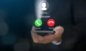 Nieodebrane połączenie spam od nieznanego numeru. Ekran telefonu z opcją akceptacji lub odrzucenia.