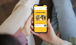 Aplikacja do poznawania ludzi z okolicy pokazuje ekran "YOU MATCHED!" z profilami i wiadomością.