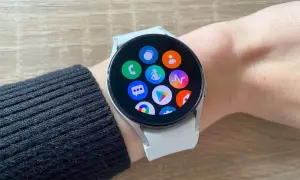 Galaxy Watch 4 z ikonami aplikacji na ekranie, gotowy do połączenia z iPhone.