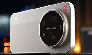 Złoty Xiaomi 13 Ultra z charakterystycznym modułem aparatów Leica, gotowy do uchwycenia niezwykłych chwil.