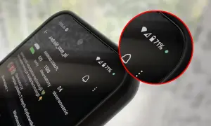Zielona kropka w telefonie oznacza, że aplikacja lub funkcja działa w tle, np. nagrywa ekran. Tutaj pokazuje, że bateria ma 71%.