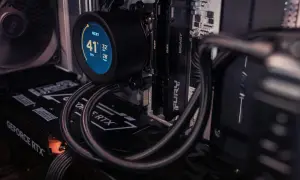 Wnętrze komputera z chłodzeniem NZXT, wyświetlającym temperatury CPU, GPU i cieczy. To nie jest rozdzielczość 1440p, ale dane z podzespołów.