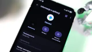 Ekran telefonu z opcją "Wyłącz" dla aplikacji Gemini. Dowiedz się, jak wyłączyć Asystenta Google.
