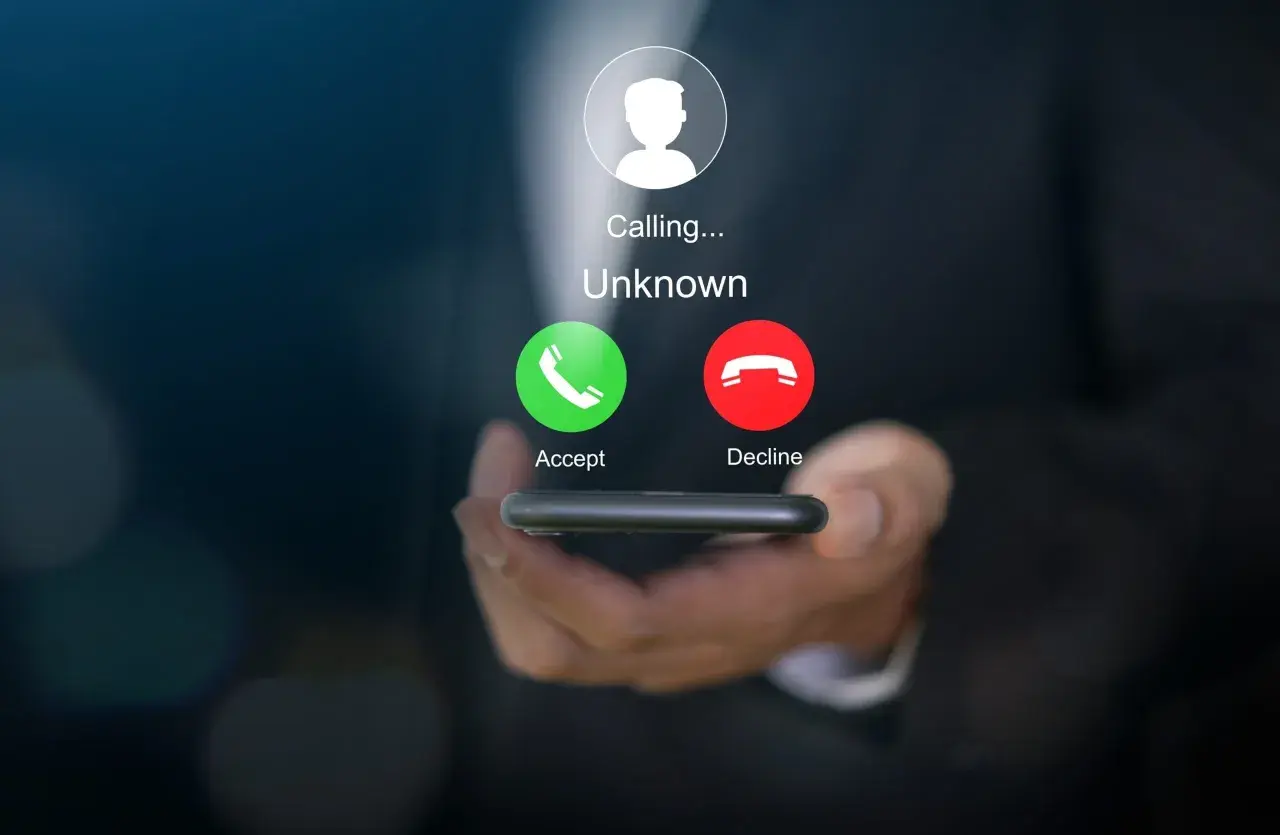 Nieodebrane połączenie spam od nieznanego numeru. Ekran telefonu z opcją akceptacji lub odrzucenia.