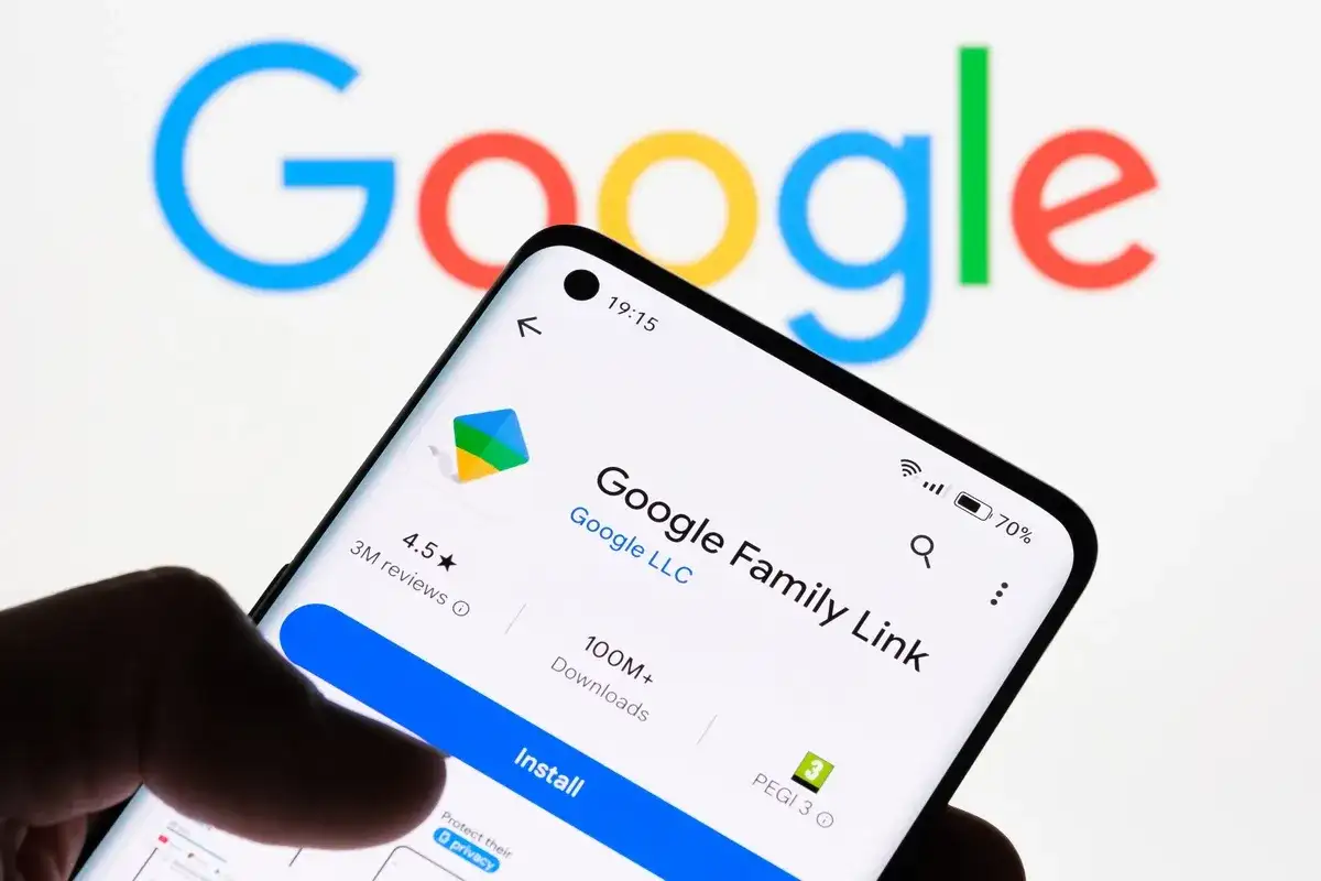 Telefon z aplikacją Google Family Link, która umożliwia kontrolę rodzicielską. W tle logo Google.