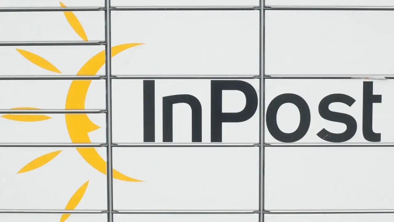 Logo InPost z żółtym słońcem. Sprawdź godziny graniczne InPost, by nadać paczkę.