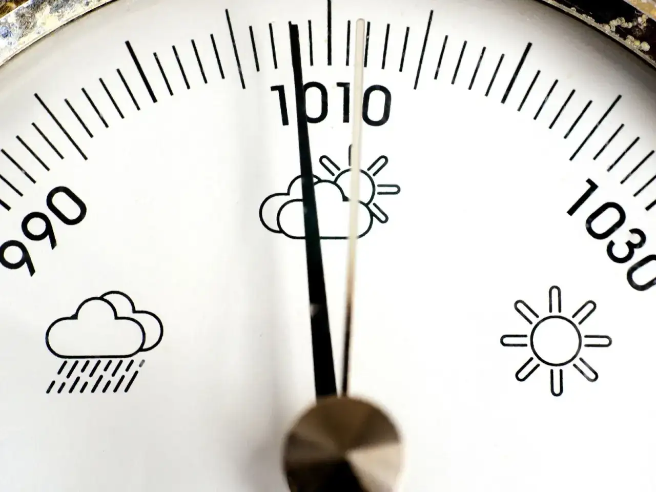 Barometr wskazuje 1010 hPa. Dziś ciśnienie atmosferyczne może wpływać na samopoczucie, zapowiadając zmienną pogodę.