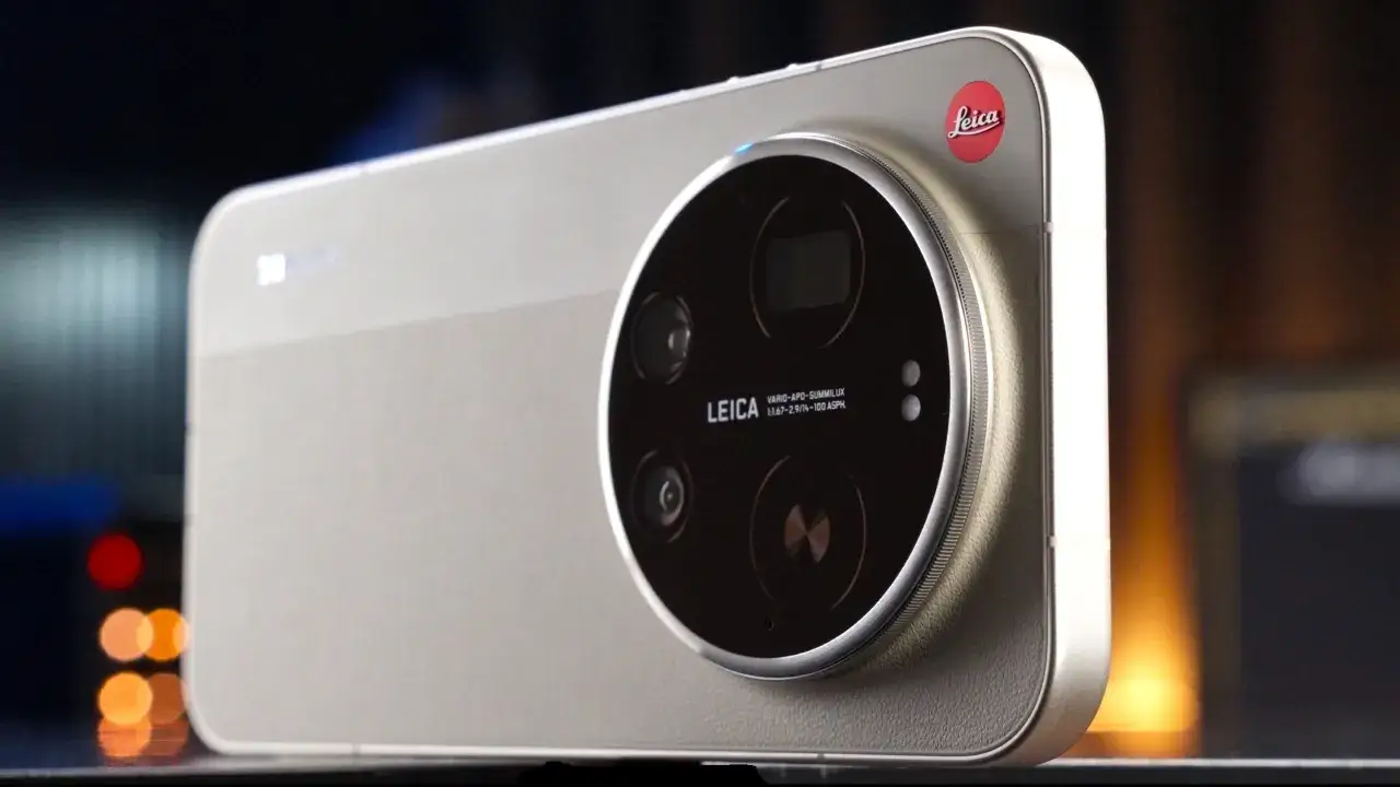 Złoty Xiaomi 17 Ultra z charakterystycznym modułem aparatów Leica, gotowy do uchwycenia niezwykłych chwil.