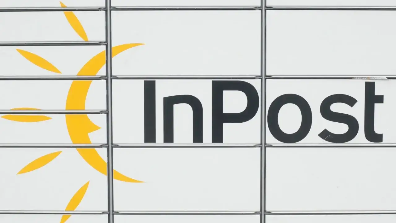 Logo InPost z żółtym słońcem. Sprawdź godziny graniczne odbioru paczek, by zdążyć na czas.