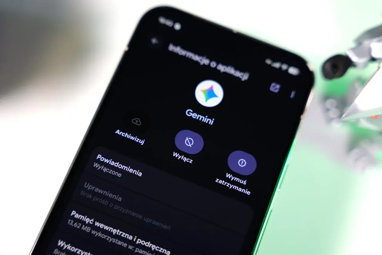 Ekran telefonu z opcją "Wyłącz" dla aplikacji Gemini. Dowiedz się, jak wyłączyć Asystenta Google.