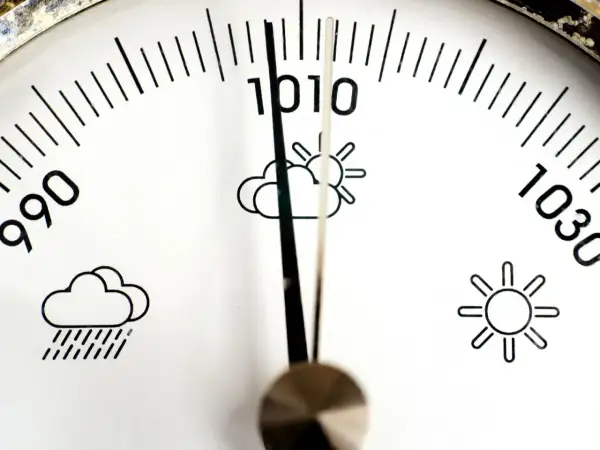 Barometr wskazuje 1010 hPa. Dziś ciśnienie atmosferyczne może wpływać na samopoczucie, zapowiadając zmienną pogodę.