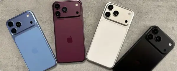 Cztery telefony iPhone 18 Pro Max w różnych kolorach: niebieskim, bordowym, srebrnym i czarnym, leżą obok siebie na szarym tle.