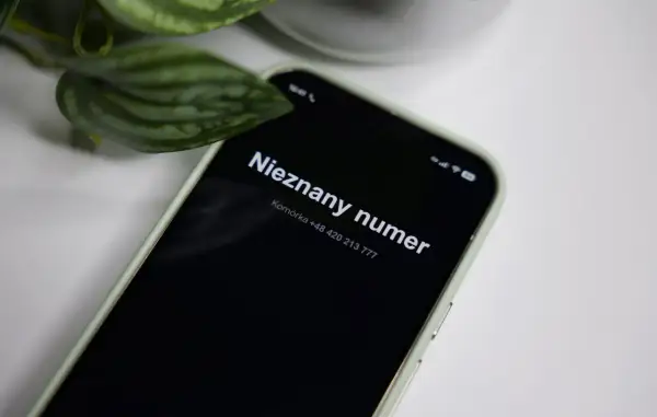 Telefon pokazuje "Nieznany numer". Kto dzwonił? To numer komórkowy +48 420 213 777.