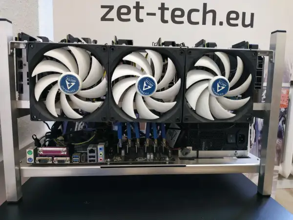 Koparka kryptowalut z trzema wentylatorami Arctic i zasilaczem M1000x. Zastanawiasz się, ile zarabia koparka kryptowalut?