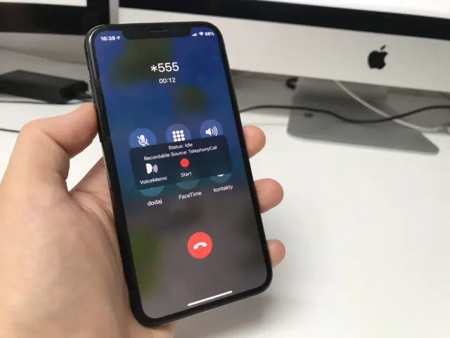 Dłoń trzyma iPhone'a z aktywnym połączeniem i opcją nagrywania rozmów.