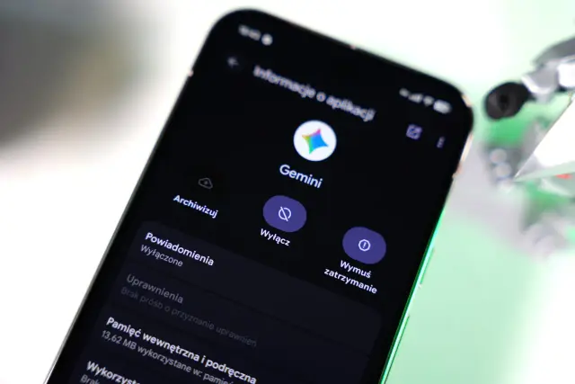 Ekran telefonu z opcją "Wyłącz" dla aplikacji Gemini. Dowiedz się, jak wyłączyć Asystenta Google.