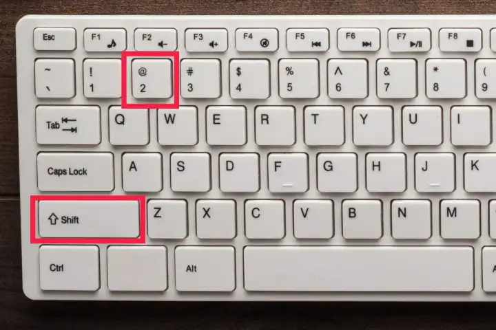 Jak zrobić małpę na laptopie? Sprawdź właściwy skrót